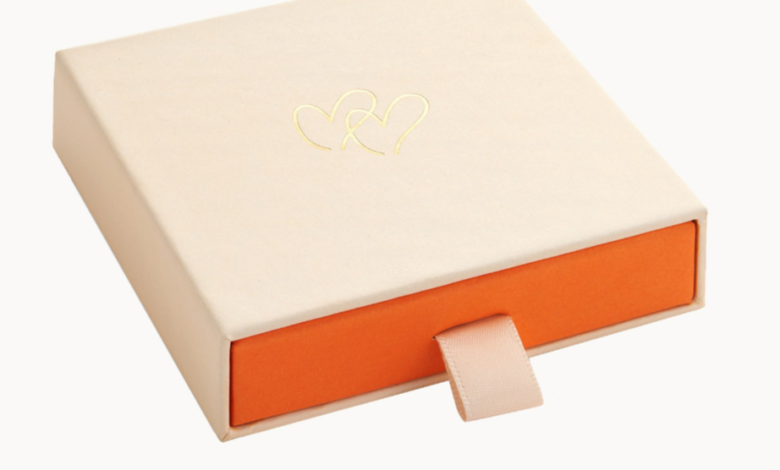 Engraved jewelry: the imprint of your unique moments