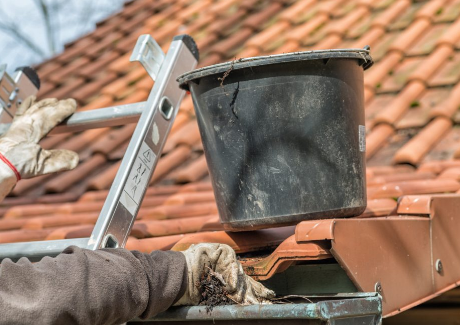 How to Know If Your Gutters Need Cleaning or Full Replacement